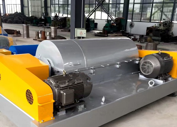 Sludge dewatering machine